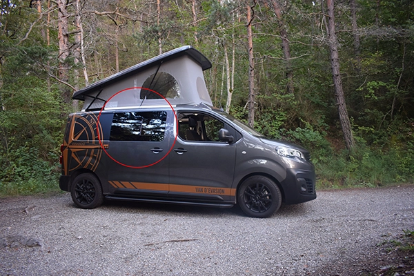 Vitrage baie coulissante en verre sur porte lateral