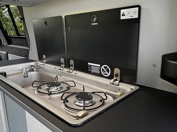 AMÉNAGEMENT VAN LIBECCIO 11 Libeccio-amenagement-évier-2-feux-ouverts