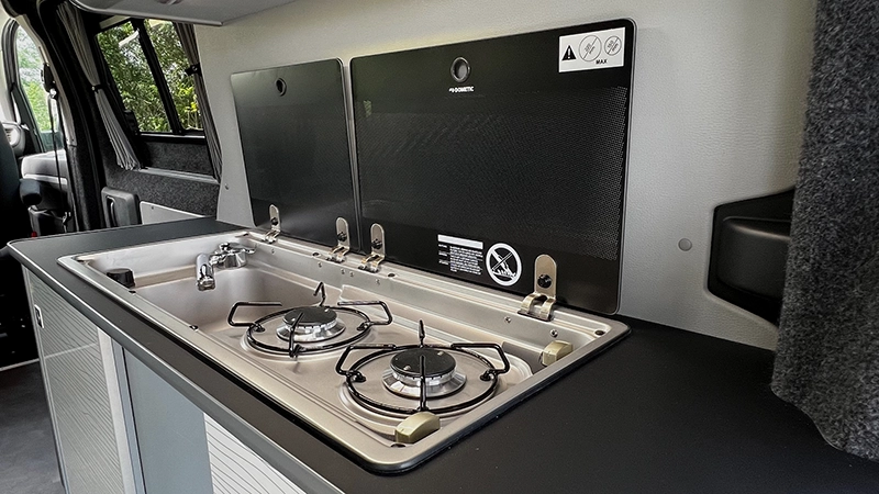 AMÉNAGEMENT VAN LIBECCIO 5 Libeccio-amenagement-évier-2-feux-ouverts